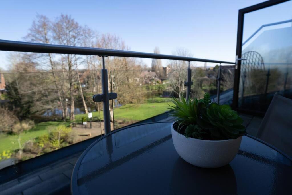 Surrey Hills Escape: Riverside Walks & Quick Links غودالمينغ المظهر الخارجي الصورة