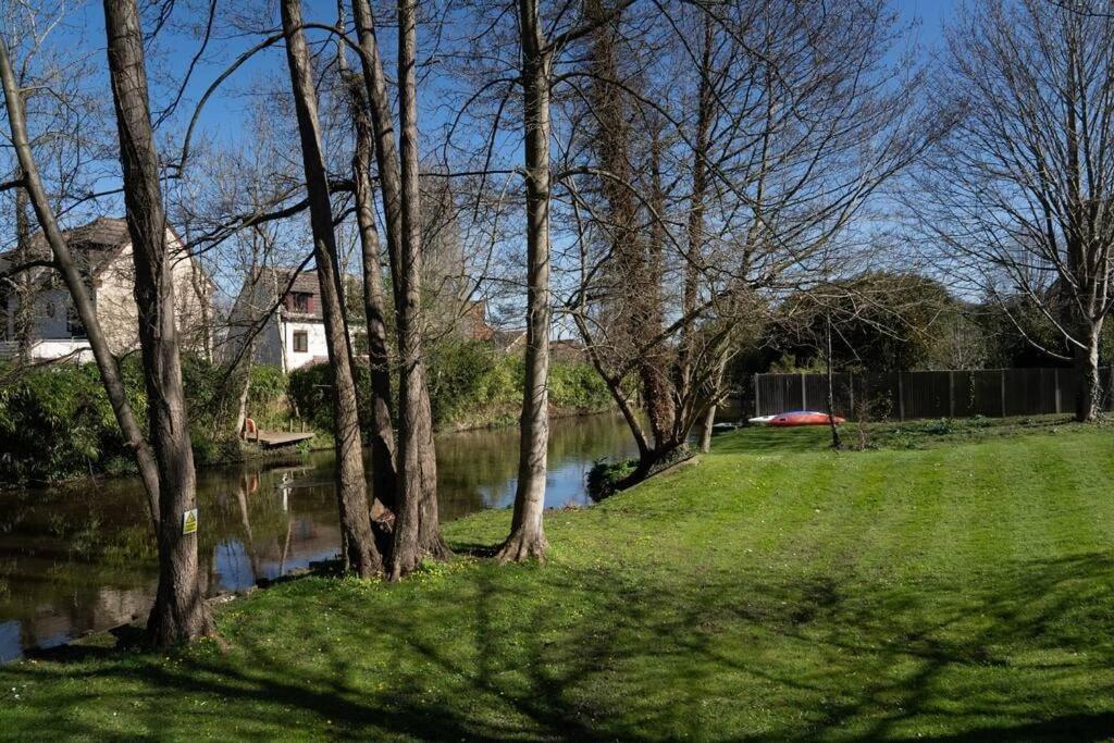 Surrey Hills Escape: Riverside Walks & Quick Links غودالمينغ المظهر الخارجي الصورة