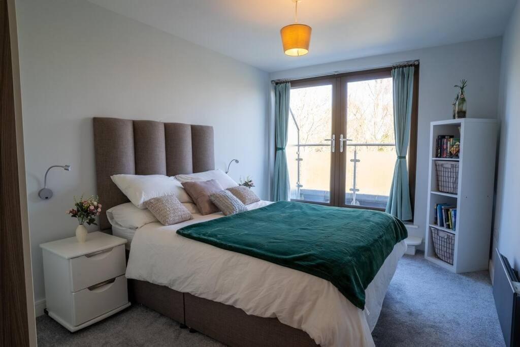 Surrey Hills Escape: Riverside Walks & Quick Links غودالمينغ المظهر الخارجي الصورة