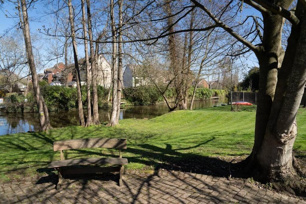Surrey Hills Escape: Riverside Walks & Quick Links غودالمينغ المظهر الخارجي الصورة