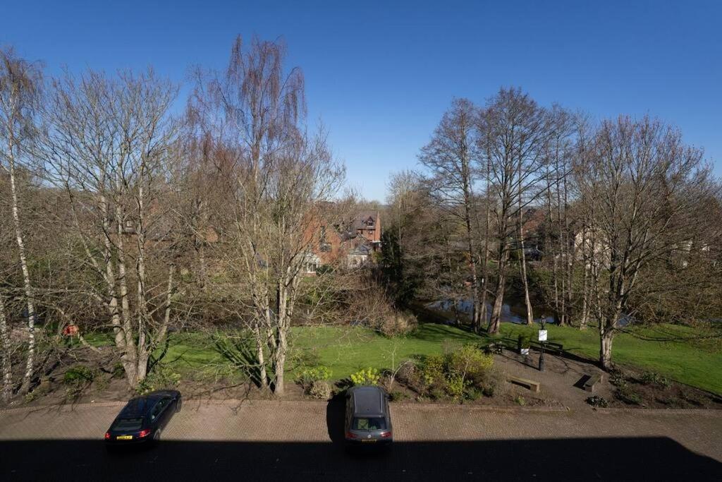 Surrey Hills Escape: Riverside Walks & Quick Links غودالمينغ المظهر الخارجي الصورة